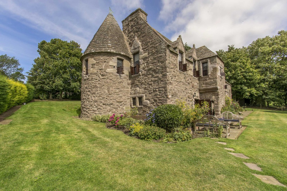 Seventeenth century Dundee castle up for sale