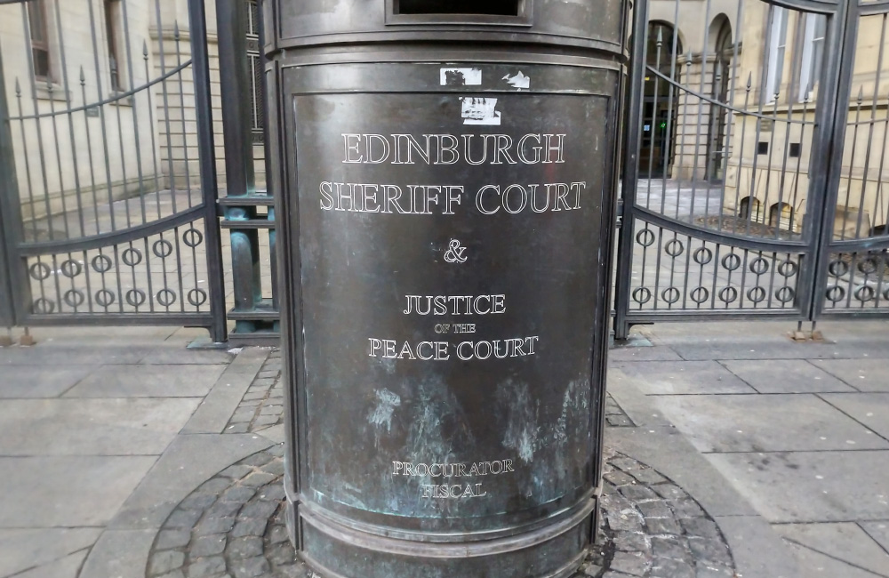 Victims minister Siobhian Brown visits Edinburgh Sheriff Court