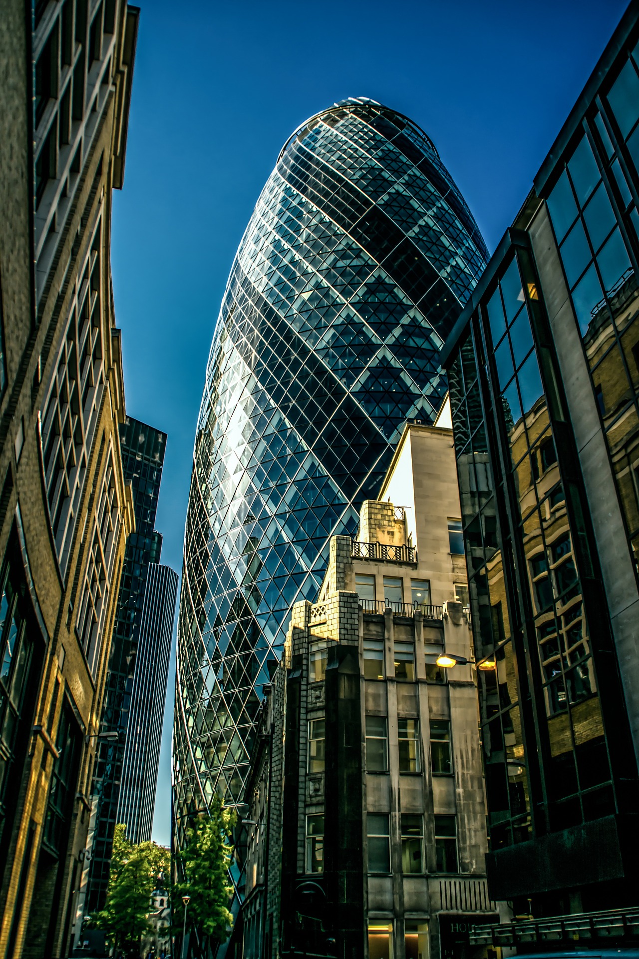 England: City law firms tie bonuses to office attendance